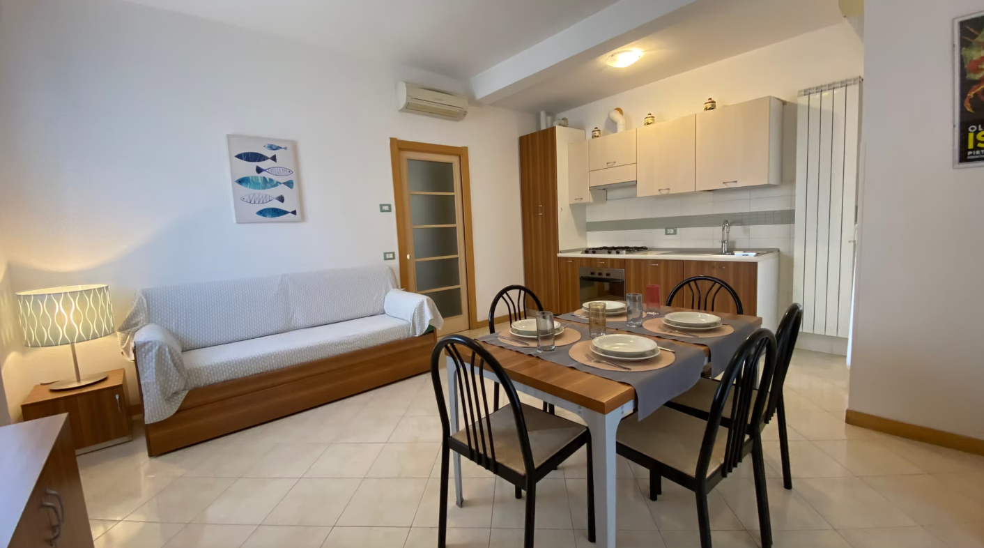 Soggiorno con cucina attrezzata - Villa Piera appartamenti Diano Marina