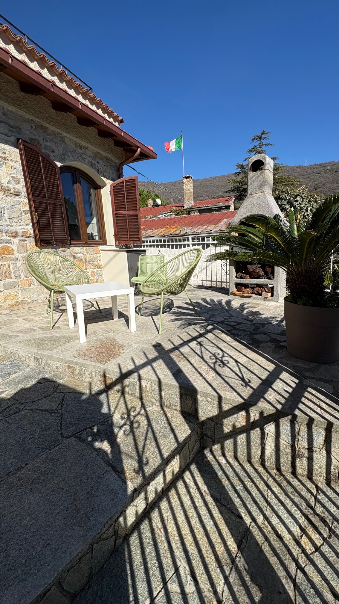 Terrazza esterna con bandiera italiana - Ca Piera Diano Borello