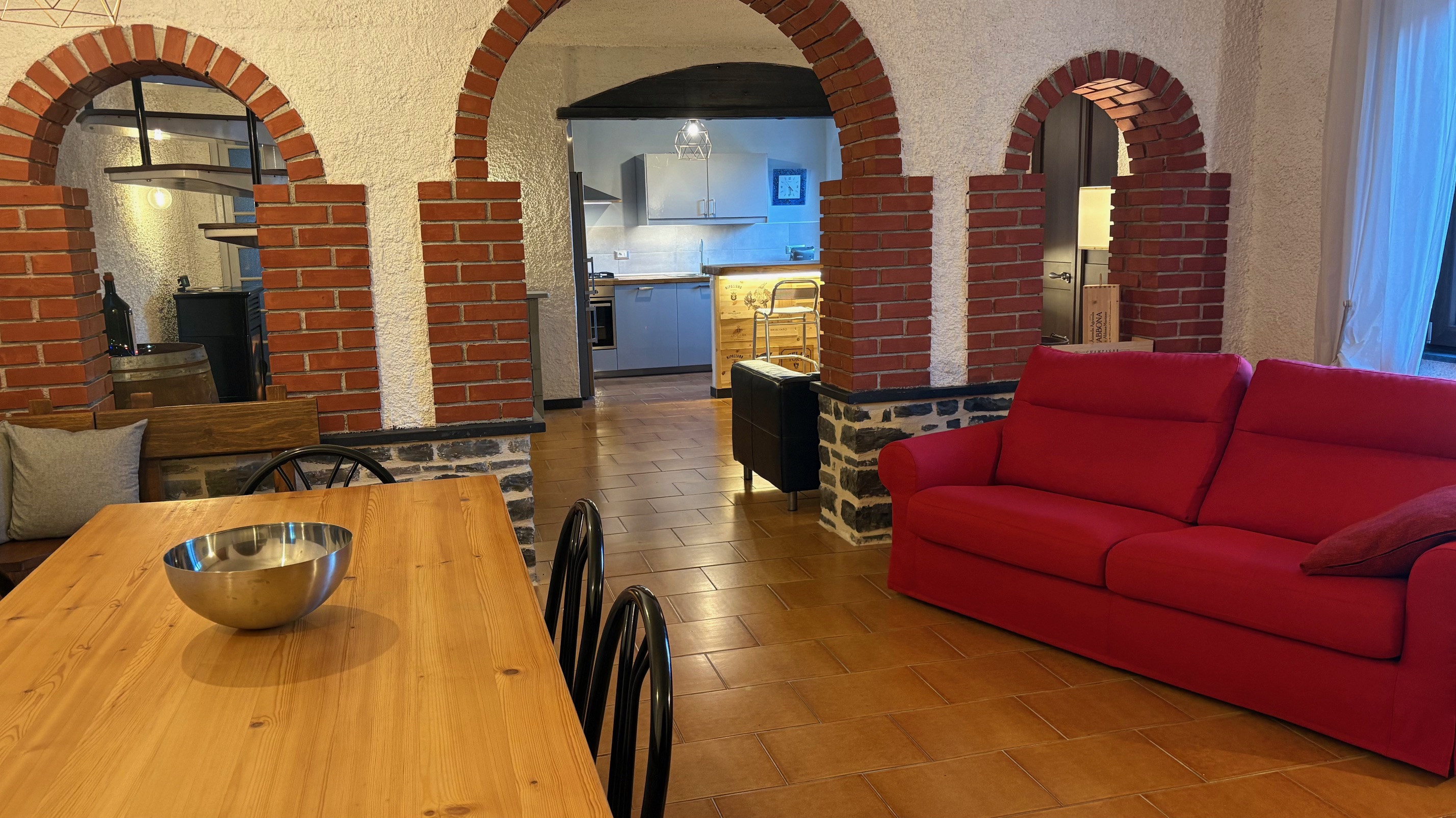 Soggiorno con archi in mattoni e cucina attrezzata - Ca Piera