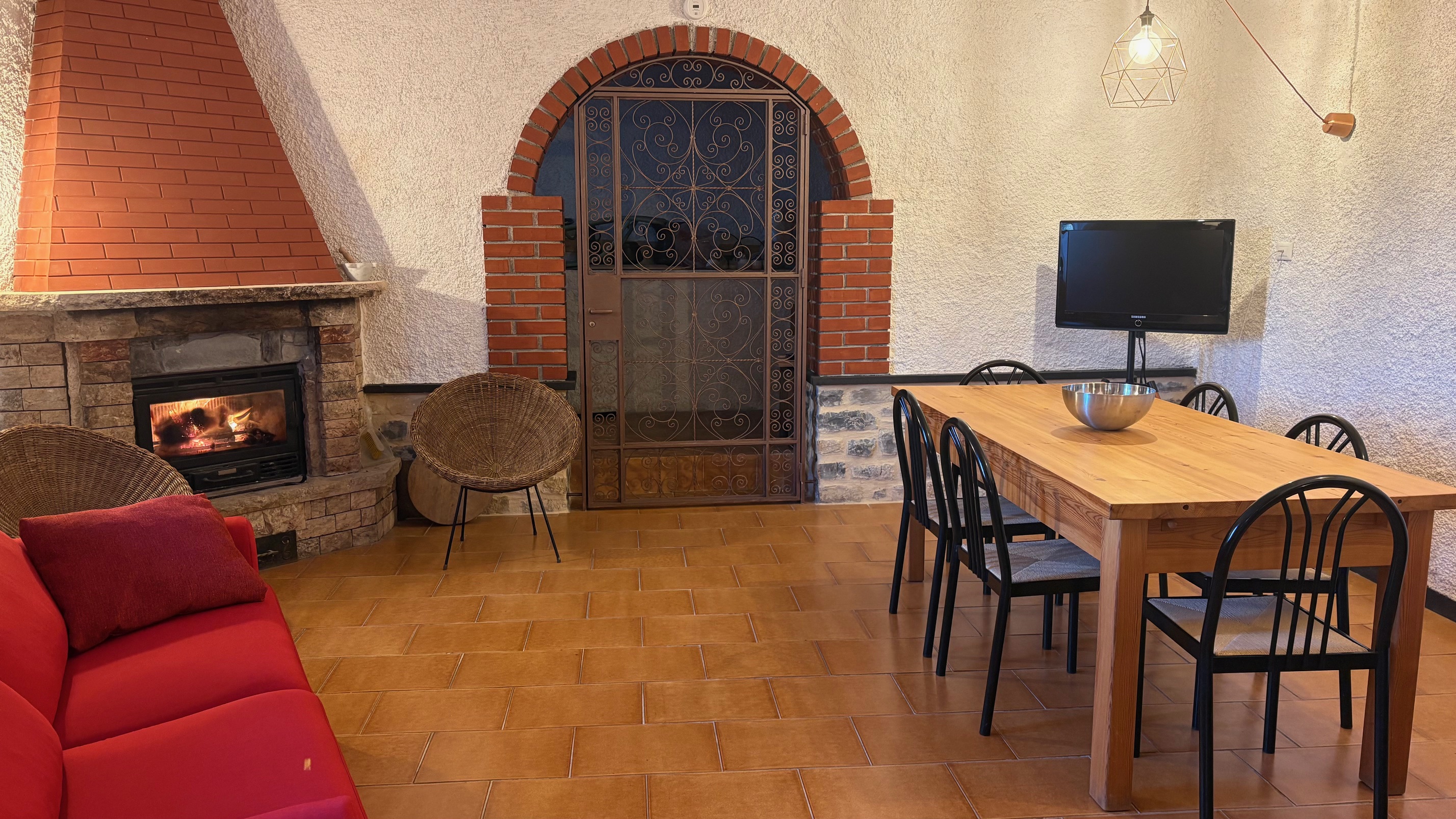 Soggiorno con camino acceso - Ca Piera entroterra ligure