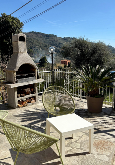 Barbecue e forno in pietra Ca Piera terrazza con vista colline entroterra Diano Borello Imperia Liguria