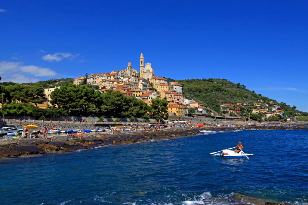 Il borgo di Cervo visto dal mare con la chiesa barocca dei Corallini, la spiaggia e le case colorate, uno dei Borghi più Belli d'Italia in Liguria